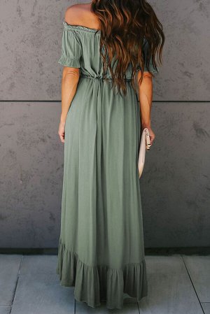 Зеленое платье-сарафан с открытыми плечами и разновеликим подолом