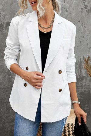 Белый двубортный пиджак с отложным воротником и карманами