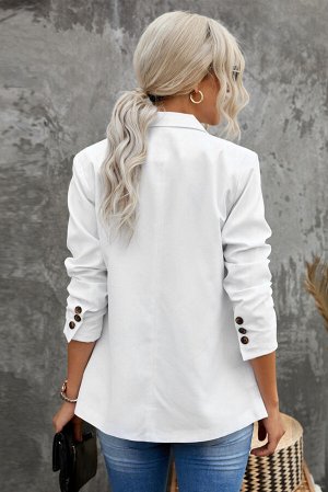 Белый двубортный пиджак с отложным воротником и карманами