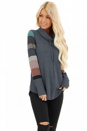 Серый пуловер с воротником-хомут и полосатыми разноцветными рукавами