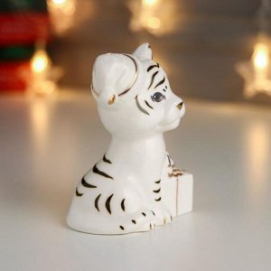 Сувенир керамика "Белый тигрёнок в колпаке с подарочком" с золотом 9,2х7,2х5,2 см