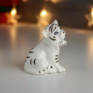 Сувенир керамика "Белый тигрёнок с бабочкой" с золотом 8,2х7,5х6 см