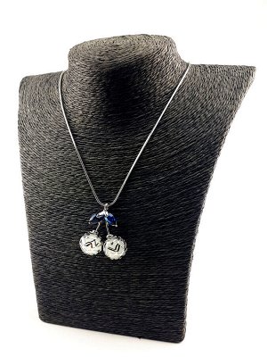 Ожерелье Ожерелье на цепочке с подвеской в виде вишенок из страз в переплетении из металла.
Длина изделия:
74 см.
Подвеска  - 3,5 см. х 3,5 см.
Состав:
Металл, стразы.
серебристый