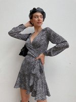 Платье мини на запах с длинным рукавом (пятна на черном)