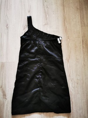 Платье Чёрное, материал атлас, есть подклад, лямка на 1 плечо, потайной замочек сзади, резиночка на верхней части спинки.