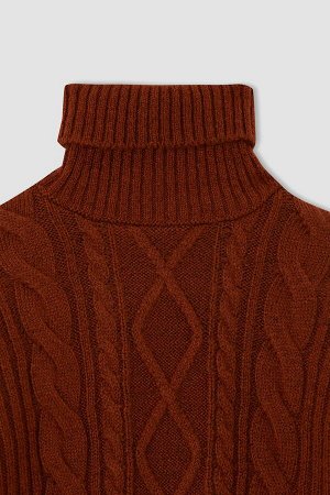 Вязаный свитер с высоким воротником для девочки