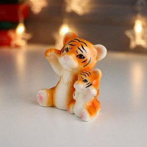 Сувенир керамика "Рыжий тигр с тигрёнком - привет!" 8,5х8,7х4,5 см
