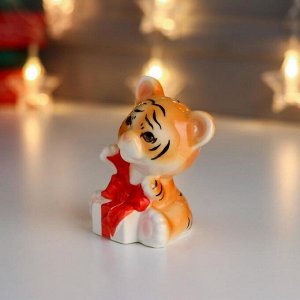 СИМА-ЛЕНД Сувенир керамика &quot;Рыжий тигрёнок с подарочком&quot; 8х6,3х5,5 см