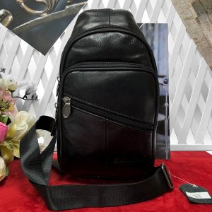 Рюкзак на одной лямке Perso унисекс из натуральной кожи чёрного цвета.