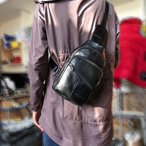 Рюкзак на одной лямке Perso унисекс из натуральной кожи чёрного цвета.