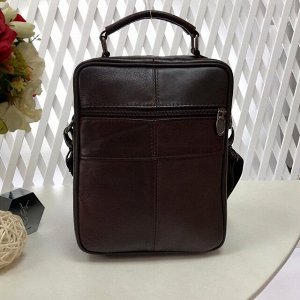 Мужская сумка User среднего размера из мягкой натуральной кожи с ремнем через плечо кофейного цвета.