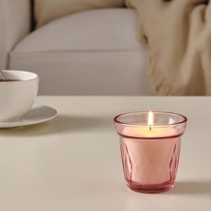Ароматическая свеча в стакане ВЭЛЬДОФТ, лесная земляника, 8 см, 25 ч, темно-розовый