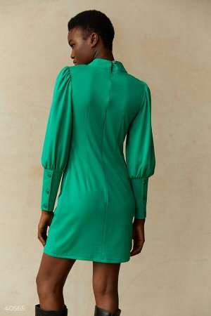 Зеленое платье с широкими манжетами