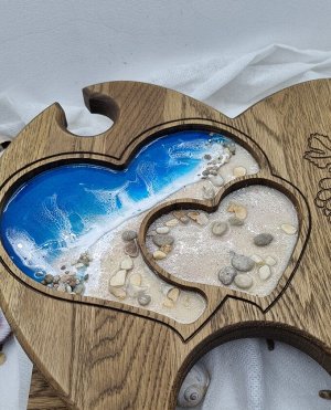 Винный столик Сердце из натурального дерева с морем