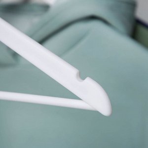 Вешалка-плечики для одежды с антискользящей перекладиной Доляна, размер 44-46, цвет белый