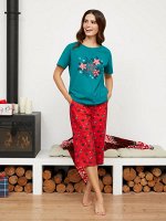Комплект фуфайка (футболка), брюки укороченные (капри) жен Mia Cara  изумруд/красные цветы