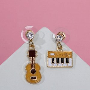 Серьги эмаль "Клавиши и гитара" висячие, цветные в золоте