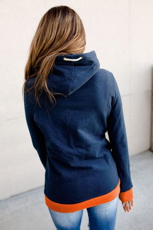 Темно-синее худи с оранжевыми вставками с высоким воротником и карманами на молнии