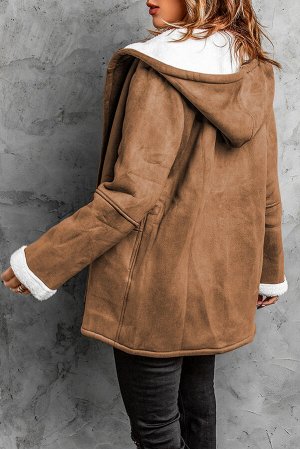 Коричневое замшевое пальто средней длины с подкладкой и капюшоном из флиса