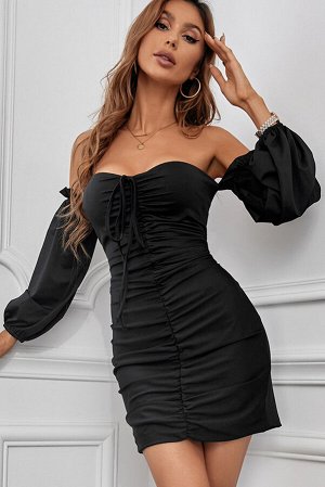 Черное обтягивающее мини-платье с открытыми плечами и сборками с пышными рукавами