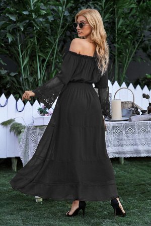 Черное платье макси с открытыми плечами и расклешенными кружевными рукавами