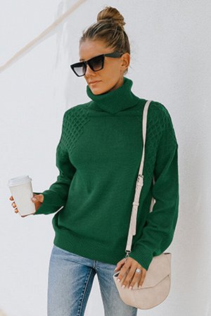 Зеленый свитер с воротником под горло