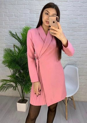 Платье на запах розовое офисное женское