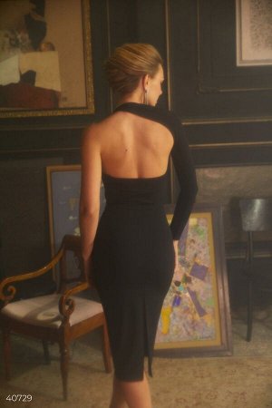 Черное платье с открытым плечом