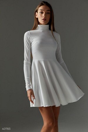 Трикотажное платье белого цвета