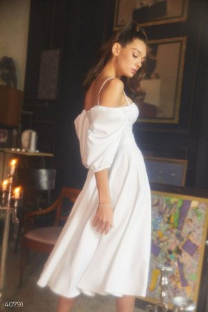 Белое платье с блестящим напылением
