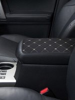 Подушка подлокотника центральной консоли автомобиля
