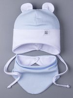 Шапка трикотажная детская с ушками на завязках, на отвороте нашивка Be Happy + нагрудник, голубой