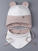 Шапка трикотажная детская с ушками на завязках, на отвороте нашивка Be Happy + нагрудник, молочный