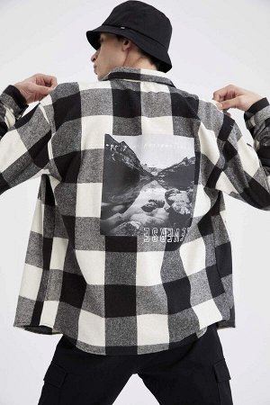 Куртка-рубашка оверсайз квадратной формы с рисунком сзади и принтом дровосека