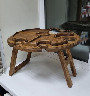 Винный столик из натурального дерева с менажницей и морем