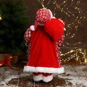 Дед Мороз "В колпачке и шубе ромбик, с фонариком и подарками" 23х45 см