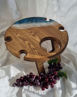 Винный столик из натурального дерева с морем