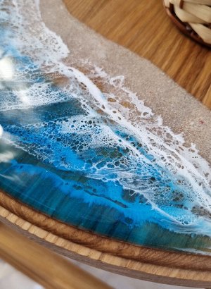 Винный столик из натурального дерева с морем
