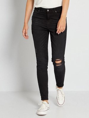 Узкие джинсы в стиле destroy с высокой посадкой