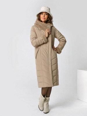Пальто Пальто прямого силуэта с легким приталиванием, втачными рукавами и ассиметричной застежкой на двухзамковую молнию и кнопки. Отворот втачного капюшона и отворот рукава выполнены из шелковистого 
