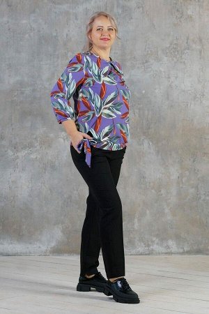 Блуза Очаровательная блуза выполнена из эластичной блузочной ткани. Расцветка текст на хаки. Вырез горловины круглый с встречной складкой. Рукав 3/4 49 см. на манжете. Низ на завязке. Без застёжки. Бе