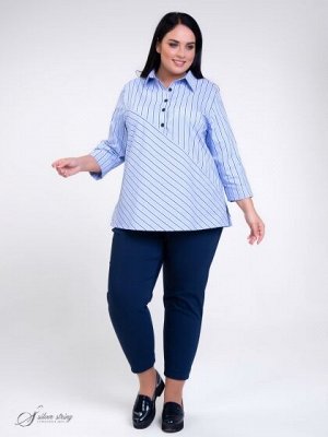Блузка Стильная блуза-рубашка прямого силуэта с воротником на стойке. Модель выполнена из стрейчевой ткани с высоким содержанием хлопка, с выработкой в полоску. Рукав втачной, длиной 3/4, с отворотом 
