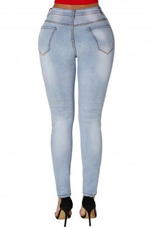 Светло-голубые облегающие джинсы с высокой талией, разрезами и "заплатками"