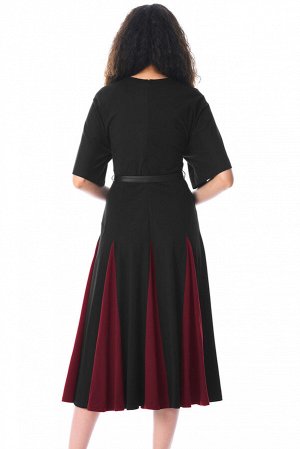 Черное платье А-силуэта с поясом и бордовыми клиньями на юбке