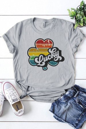 Серая футболка с разноцветным принтом клевер и надписью: Lucky