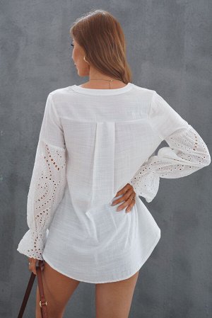 Белая свободная блуза с V-образным вырезом и перфорацией на рукавах