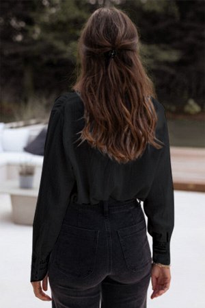Черная блуза с V-образным вырезом и манжетами с кружевной отделкой