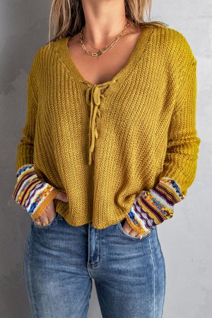 Желтый свитер с V-образным вырезом на шнуровке и этническим орнаментом