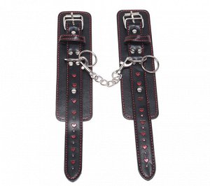 Кожаные широкие чёрные наручники с красными сердечками