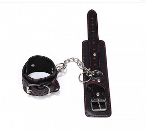 Кожаные широкие чёрные наручники с красными сердечками
